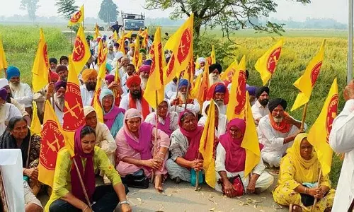 Amritsar: किसानों ने धालीवाल के घर के बाहर 3 दिवसीय धरना शुरू किया Amritsar: किसानों ने धालीवाल के घर के बाहर 3 दिवसीय धरना शुरू किया