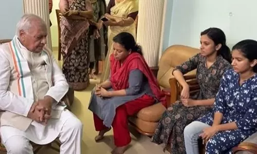 Kerala: राज्यपाल नवीन बाबू के घर पहुंचे और परिवार को सांत्वना दी