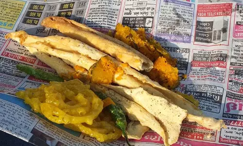 Oily वाले स्नैक्स को लपेटने के लिए अखबार का इस्तेमाल न करें: खाद्य सुरक्षा विभाग Oily वाले स्नैक्स को लपेटने के लिए अखबार का इस्तेमाल न करें: खाद्य सुरक्षा विभाग