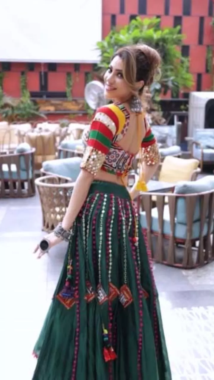 निक्की तंबोली लहंगे में नजर आई