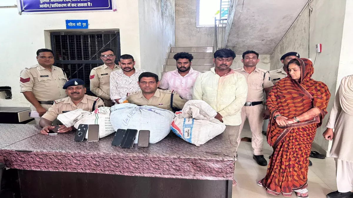 पुलिस पीछे पड़ी थी, भाग रहे तस्करों की कार पलटी, सभी गिरफ्तार