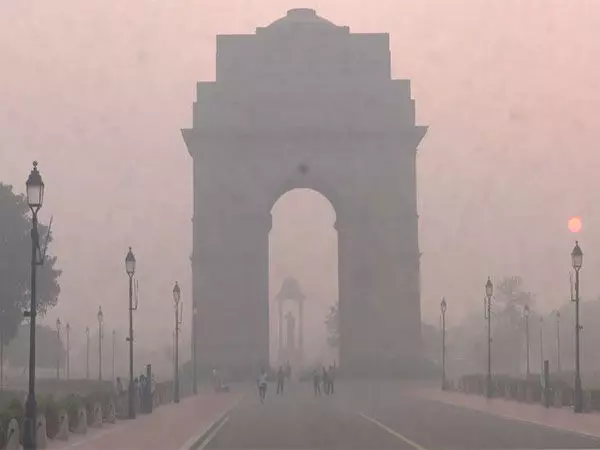 Delhi की वायु गुणवत्ता बहुत खराब, सुबह शहर में छाई धुंध