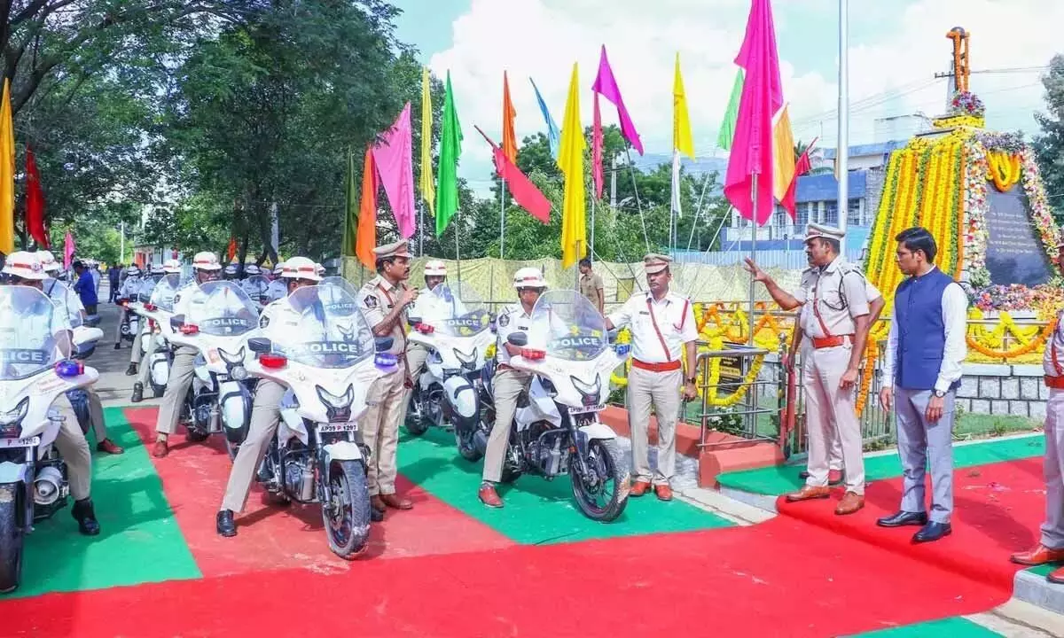 Andhra: यातायात प्रबंधन में सुधार के लिए पुलिस ने नई बाइकें लॉन्च कीं