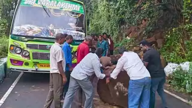 Tirupattur में जवाधु हिल्स के पास भूस्खलन से यातायात बाधित