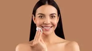 Festive season skincare: फेस्टिवल सीजन में ग्लोइंग स्किन पाने के लिए घर पर ही इलायची से बनाएं टोनर