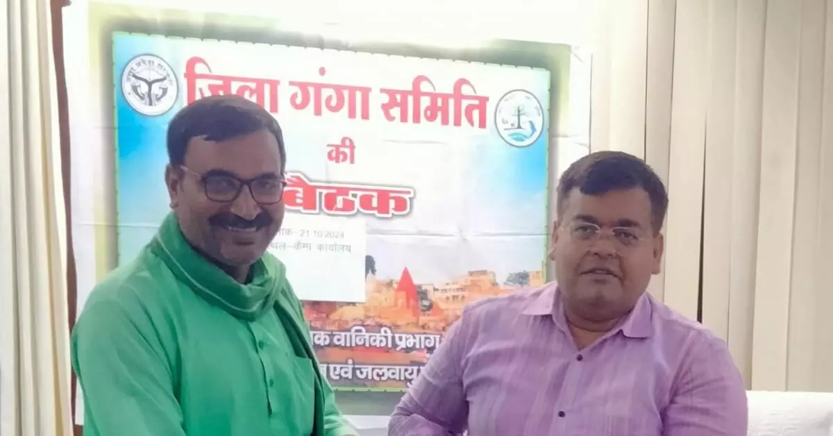 Pratapgarh: पर्यावरण सेना प्रमुख अजय क्रांतिकारी हरे पेड़ों की सुरक्षा हेतु जिलाधिकारी से मिले