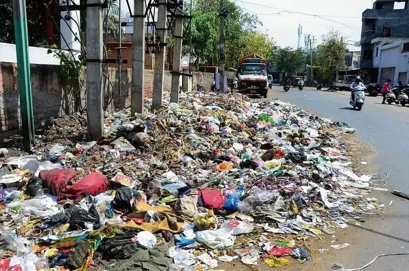 Jalandhar: गड्ढे वाली सड़क और कूड़े के ढेर ने किसानों की परेशानी बढ़ाई