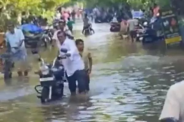 Madurai: भारी बारिश के कारण पानी लोगों के घरों में घुसा