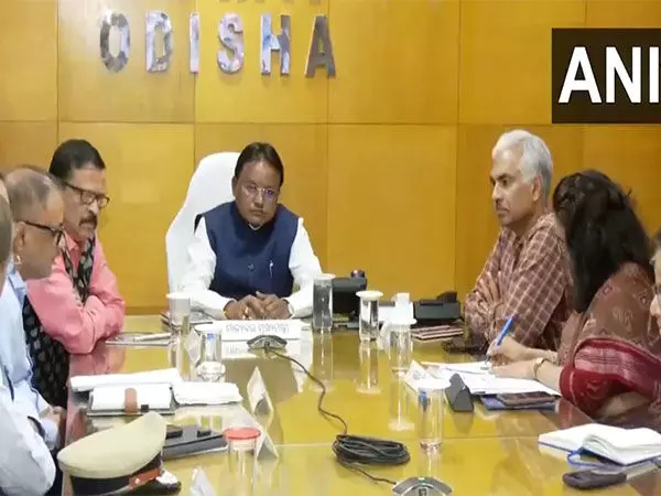 Odisha CM ने बैठक की अध्यक्षता की, भुवनेश्वर में चक्रवाती तूफान दाना की तैयारियों की समीक्षा की