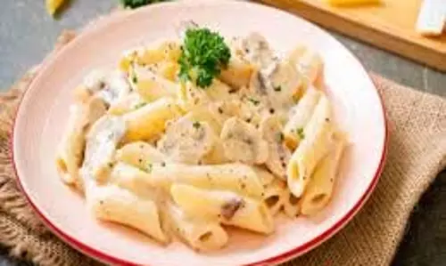 White Sauce Pasta Recipe : घर पर ऐसे बनाएं व्हाइट सॉस पास्ता