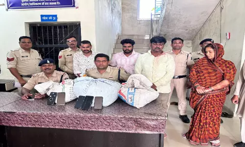 पुलिस पीछे पड़ी थी, भाग रहे तस्करों की कार पलटी, सभी गिरफ्तार