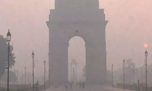 Delhi की वायु गुणवत्ता बहुत खराब, सुबह शहर में छाई धुंध
