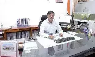 Lucknow: त्योहारों के दौरान भीड़ प्रबंधन और संरक्षा पर फोकस: महाप्रबंधक अशोक कुमार वर्मा Lucknow: त्योहारों के दौरान भीड़ प्रबंधन और संरक्षा पर फोकस: महाप्रबंधक अशोक कुमार वर्मा
