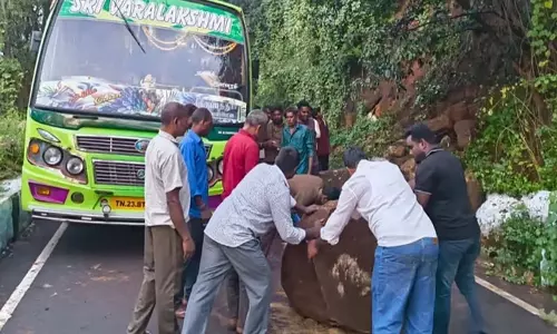 Tamil: तिरुपत्तूर में जवाधु हिल्स के पास भूस्खलन से यातायात बाधित Tamil: तिरुपत्तूर में जवाधु हिल्स के पास भूस्खलन से यातायात बाधित
