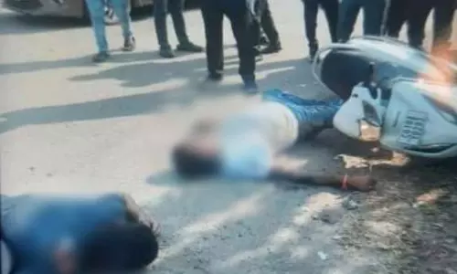 ट्रक ने एक्टिवा को रौंदा, स्पॉट में 2 मजदूरों की मौत