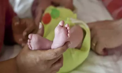 Karnataka: महिला ने बस में जुड़वां बच्चों को जन्म दिया, एक की मौत Karnataka: महिला ने बस में जुड़वां बच्चों को जन्म दिया, एक की मौत