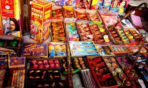 Tamil: पुलिस ने ऑनलाइन पटाखा बिक्री धोखाधड़ी के प्रति आगाह किया Tamil: पुलिस ने ऑनलाइन पटाखा बिक्री धोखाधड़ी के प्रति आगाह किया