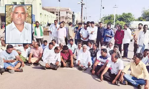 Jeevan Reddy ने करीबी सहयोगी की हत्या पर हंगामा खड़ा किया Jeevan Reddy ने करीबी सहयोगी की हत्या पर हंगामा खड़ा किया