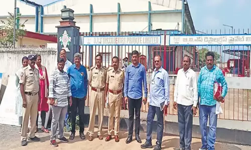 Andhra: सीआईडी की 15 टीमों ने आठ शराब भट्टियों पर छापेमारी की Andhra: सीआईडी की 15 टीमों ने आठ शराब भट्टियों पर छापेमारी की
