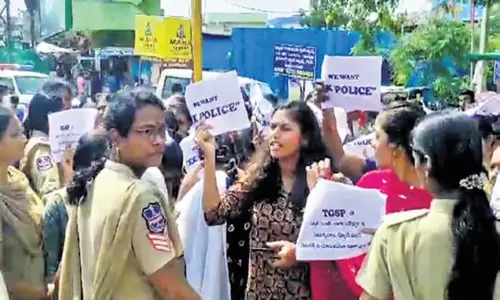 Telangana: कांस्टेबलों के परिवारों ने किया विरोध प्रदर्शन, ‘एक पुलिस’ प्रणाली की मांग Telangana: कांस्टेबलों के परिवारों ने किया विरोध प्रदर्शन, ‘एक पुलिस’ प्रणाली की मांग
