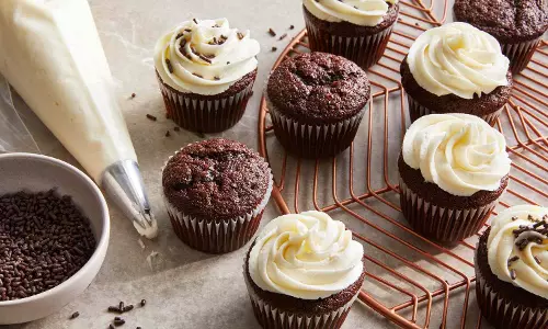 Cupcake: बिना अंडा और तेल के सिर्फ 5 मिनट में बन जाये ये कप केक Cupcake: बिना अंडा और तेल के सिर्फ 5 मिनट में बन जाये ये कप केक