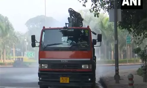 Delhi में बढ़ते प्रदूषण को नियंत्रित करने के लिए पीडब्ल्यूडी ने सड़कों की सफाई शुरू की