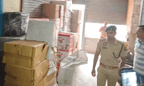 Ghaziabad: पुलिस ने छापेमारी कर लाखों रुपये के अवैध पटाखे जब्त किया