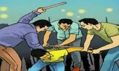 Noida: चार युवकों ने शराब के नशे में दोस्त को लाठी-डंडों से पीटा