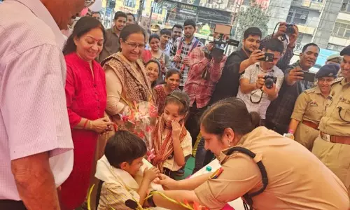 Noida: पुलिस आयुक्त लक्ष्मी सिंह ने दो पिंक बूथ का किया उद्घाटन