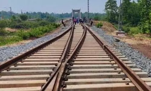चक्रवात के खतरे के चलते 150 से अधिक ट्रेनें रद्द