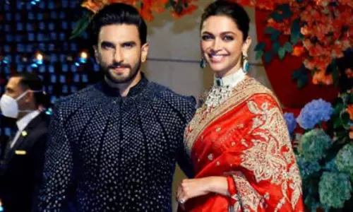 Deepika Padukone के बेटी का स्वागत पर रणवीर सिंह ने गिफ्ट किये रेंज रोवर Deepika Padukone के बेटी का स्वागत पर रणवीर सिंह ने गिफ्ट किये रेंज रोवर