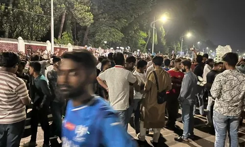 Bangladesh के प्रदर्शनकारियों ने राष्ट्रपति भवन पर कब्जा किया