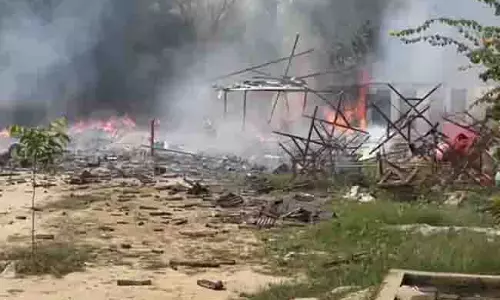 Shamli: पटाखा फैक्ट्री में लगी भीषण आग Shamli: पटाखा फैक्ट्री में लगी भीषण आग
