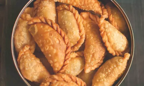 नारियल गुजिया रेसिपी