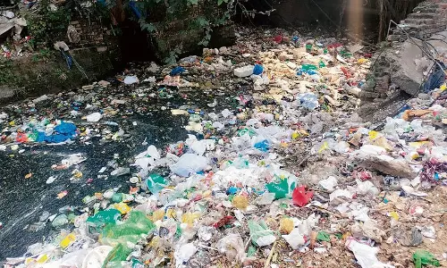 Haryana : नालियों में कचरा फेंकना चिंता का विषय