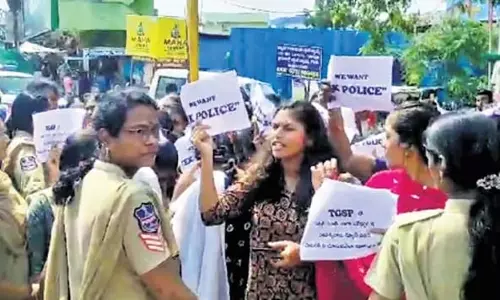 कांस्टेबलों के परिवारों ने विरोध प्रदर्शन किया, Telangana में ‘एक पुलिस’ प्रणाली की मांग की कांस्टेबलों के परिवारों ने विरोध प्रदर्शन किया, Telangana में ‘एक पुलिस’ प्रणाली की मांग की