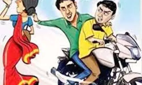 Saharanpur: बाइक सवार बदमाश महिला से पर्स छीनकर हुए फरार Saharanpur: बाइक सवार बदमाश महिला से पर्स छीनकर हुए फरार