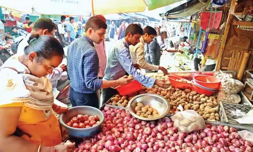 Odisha में वस्तुओं की कीमतों में वृद्धि को लेकर मंत्री और व्यापारियों में टकराव