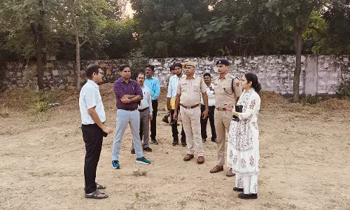 Dausa: डीईओ और एसपी ने मतदान दल रवानगी व्यवस्था एवं मतगणना स्थल की तैयारियों को परखा