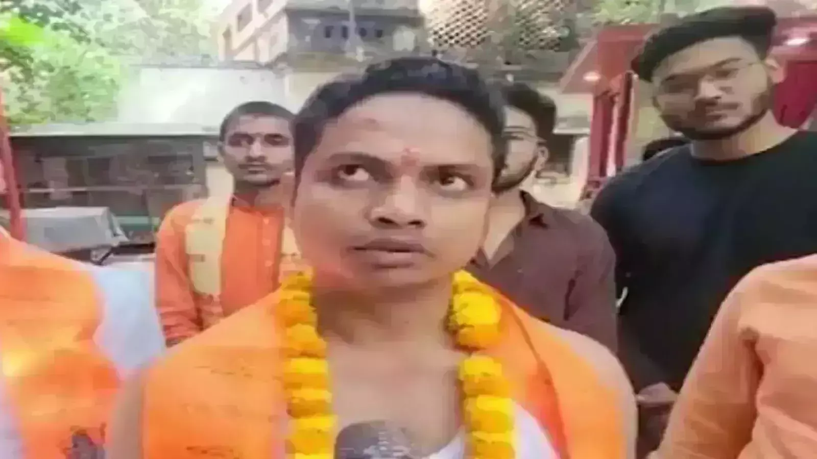 Varanasi: बीएचयू में मुस्लिम युवा ने अपनाया हिन्दू धर्म Varanasi: बीएचयू में मुस्लिम युवा ने अपनाया हिन्दू धर्म