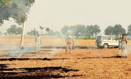 Punjab: खेतों में आग लगाने की घटनाओं पर रोक लगाने में ढिलाई बरतने के प्रति आगाह किया Punjab: खेतों में आग लगाने की घटनाओं पर रोक लगाने में ढिलाई बरतने के प्रति आगाह किया