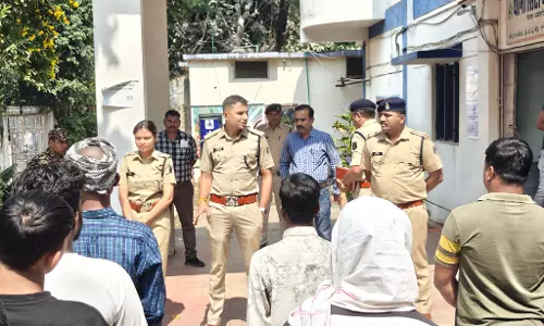 गुंडे-बदमाशों को थाने में बुलाकर पुलिस ने कराई परेड