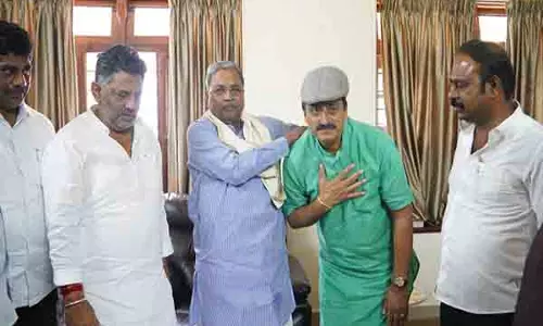 Karnataka: शिवकुमार की मौजूदगी में पूर्व भाजपा नेता सीपी योगेश्वर कांग्रेस में शामिल हुए Karnataka: शिवकुमार की मौजूदगी में पूर्व भाजपा नेता सीपी योगेश्वर कांग्रेस में शामिल हुए