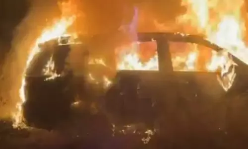 Noida: प्रॉपर्टी डीलर की फॉर्च्यूनर कार में आग लगने से हुई मौत