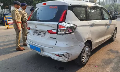 Noida: एलिवेटेड रोड पर पुलिस अधिकारियों की कारें टकराई Noida: एलिवेटेड रोड पर पुलिस अधिकारियों की कारें टकराई