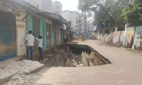 Telangana: गोशामहल में सीवरेज पाइपलाइन टूटने से सड़क धंस गई