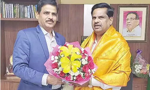 ओयू वीसी ने TGCHE के अध्यक्ष प्रोफेसर बालाकिस्ता रेड्डी से मुलाकात की ओयू वीसी ने TGCHE के अध्यक्ष प्रोफेसर बालाकिस्ता रेड्डी से मुलाकात की