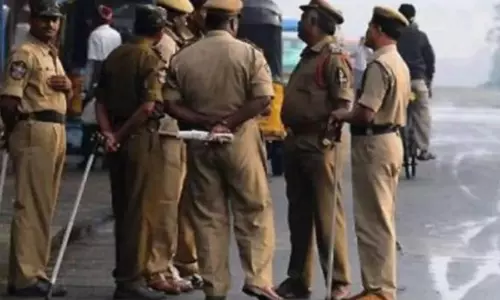 Noida: पुलिस ने सेवानिवृत्त अधिकारी की हत्या के मामले का खुलासा किया