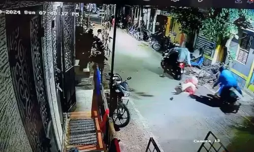 Tamil Nadu: महिला को कई मीटर तक सड़क पर घसीटकर ले गए और हार चोरी