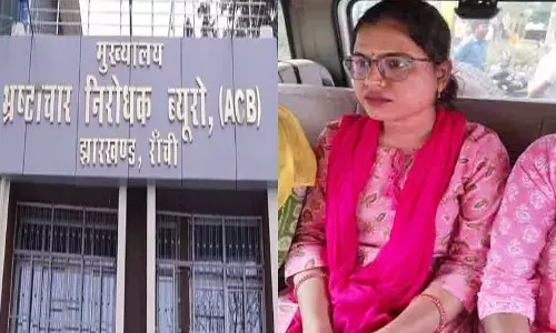 Ranchi: ACB ने इचाक की पंचायत सचिव को रंगे हाथ घूस लेते किया गिरफ्तार Ranchi: ACB ने इचाक की पंचायत सचिव को रंगे हाथ घूस लेते किया गिरफ्तार